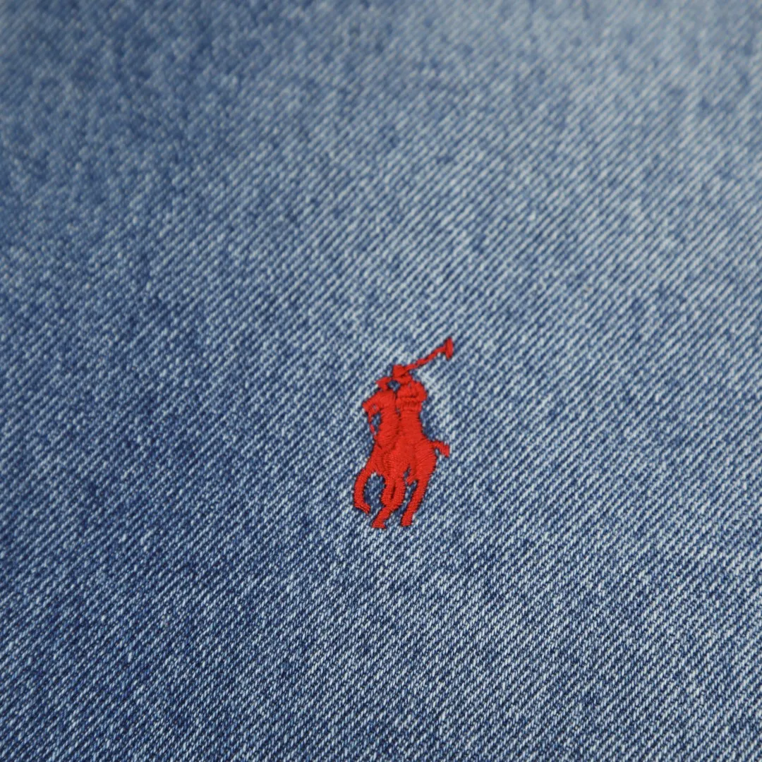 P350 #R17 Ralph Lauren unisex denim jacket with zipper and small label. The classic jacket style, neat lines outline a generous outline, and the short and slim design can quietly lengthen the leg lines visually, instantly achieving the stunning effect of making you taller and slimmer, helping you easily create enviable long legs. The practical pockets on both sides of the front body can not only store mobile phones and keys easily, but also cleverly add a bit of casualness to the overall shape, perfectly blending fashion and practicality. Moreover, the fabric has been specially treated to be soft and wear-resistant, and the comfort level is straight forward. In terms of matching, you can wear it as you like. Pair it with a simple white T-shirt, straight jeans and sneakers on the lower body. It is easy to control the looseness when going out on the street every day. If you wear it with leather boots and a floral skirt, you can create a romantic feeling of western style. I really love it, so it’s not a waste to buy it! Color: Washed Blue Size: S-XL S: Bust 118 Length 70 Sleeve Length 68 Shoulder Width 50 M: Bust 122 Length 72 Sleeve Length 69 Shoulder Width 51 L: Bust 126 Length 74 Sleeve Length 70 Shoulder Width 52 XL: Bust 130 Length 76 Sleeve Length 71 Shoulder Width 53
